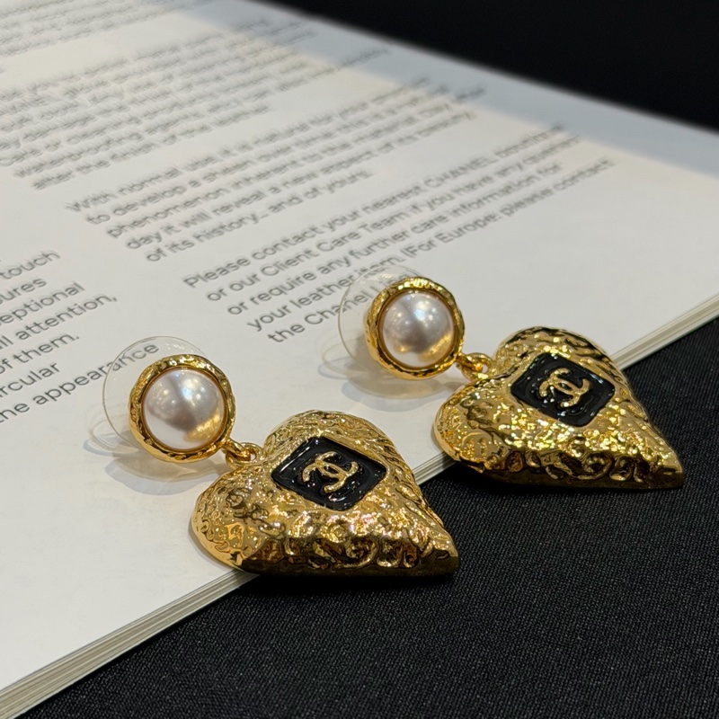 CHANEL金色溶岩愛心+白珍珠耳環-2