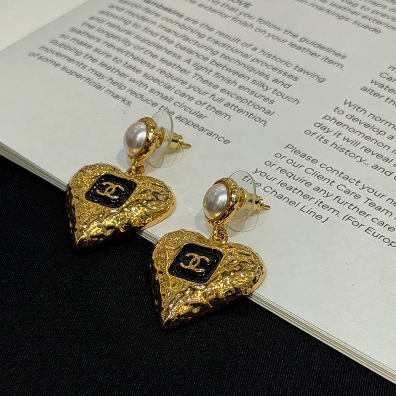 CHANEL金色溶岩愛心+白珍珠耳環-3