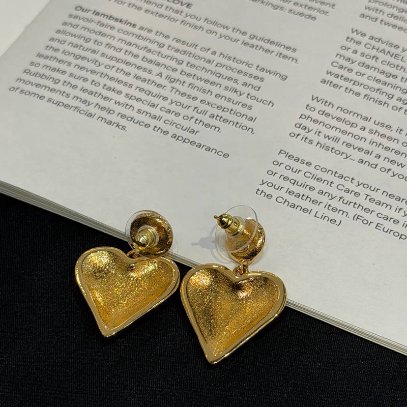 CHANEL金色溶岩愛心+白珍珠耳環-4