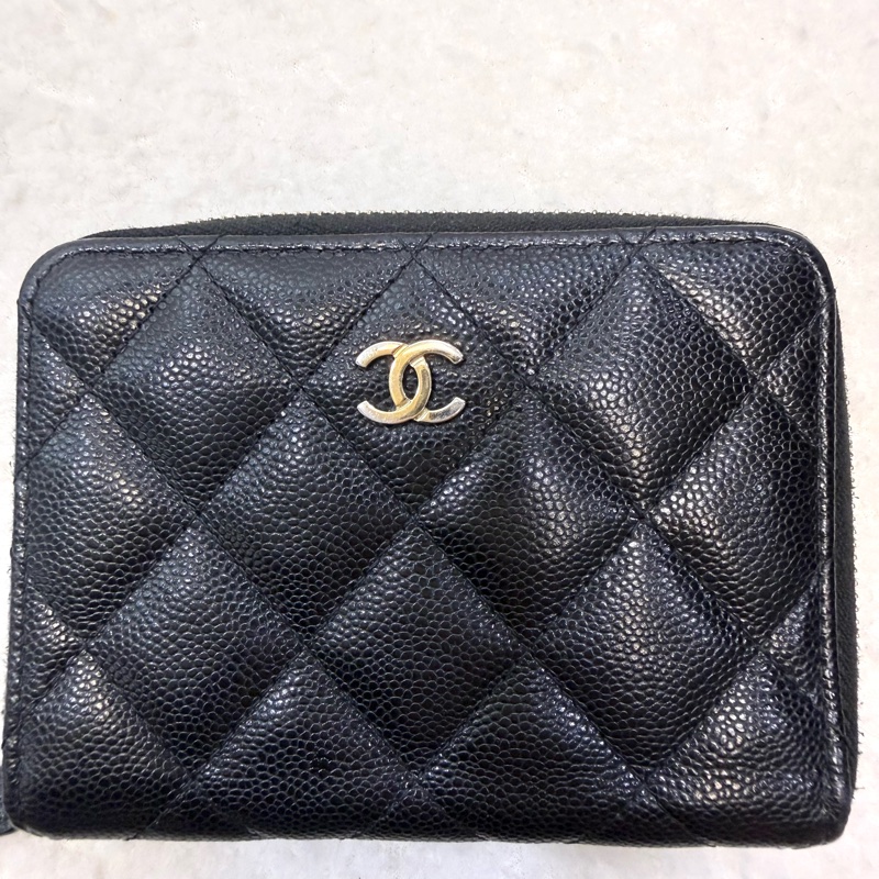 香奈兒多用短夾Chanel黑金荔枝皮大ㄇ拉對開短夾AP4652-7