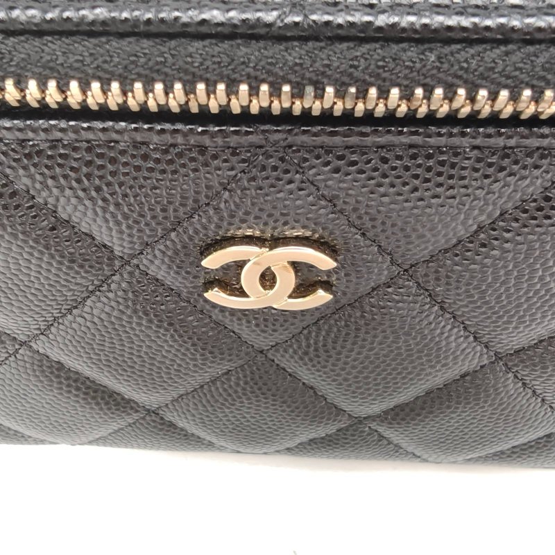 CHANEL 經典款長盒子化妝包黑色荔枝牛皮31開金扣肩背包-4