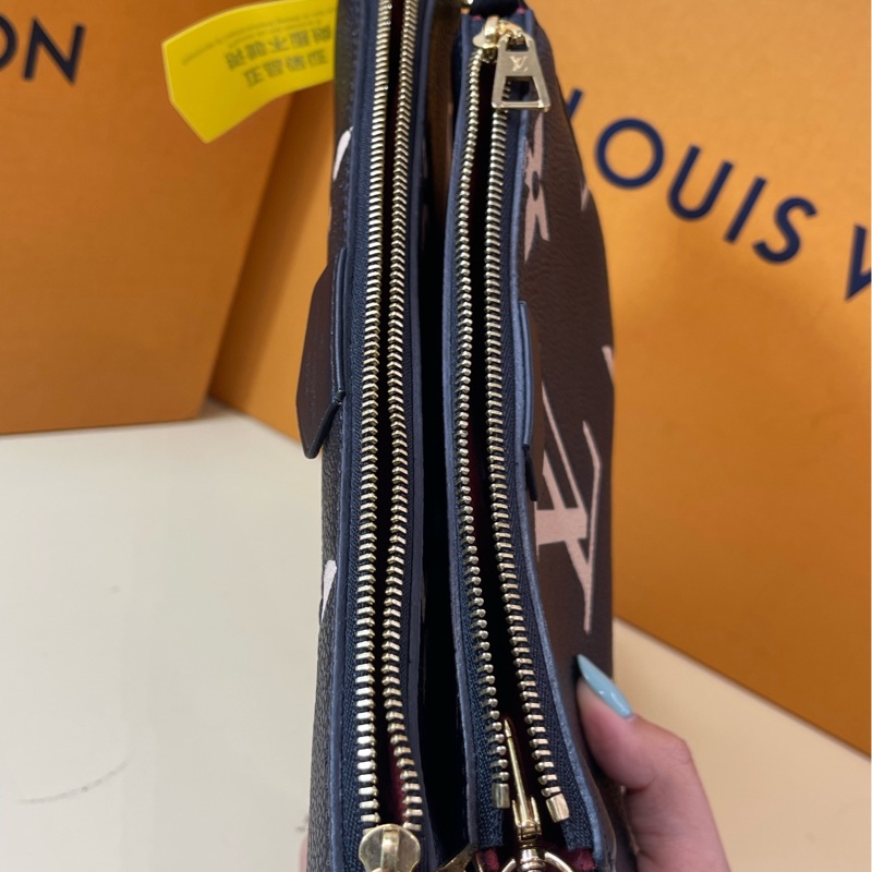 LOUIS VUITTON Multi Pochette Accessoires 壓紋老花鏈條 軟粒-3