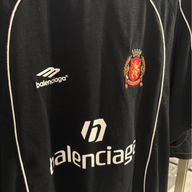 南青山限定🌟Balenciaga 巴黎世家 曼聯刺繡Logo球衣短袖｜Classic Trend CT精品｜台北東區實體-3