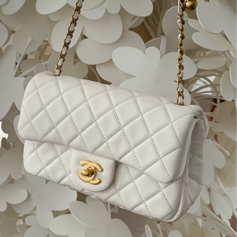 CHANEL香奈兒白色金球miniCF99新小香粉絲的夢中情包-0