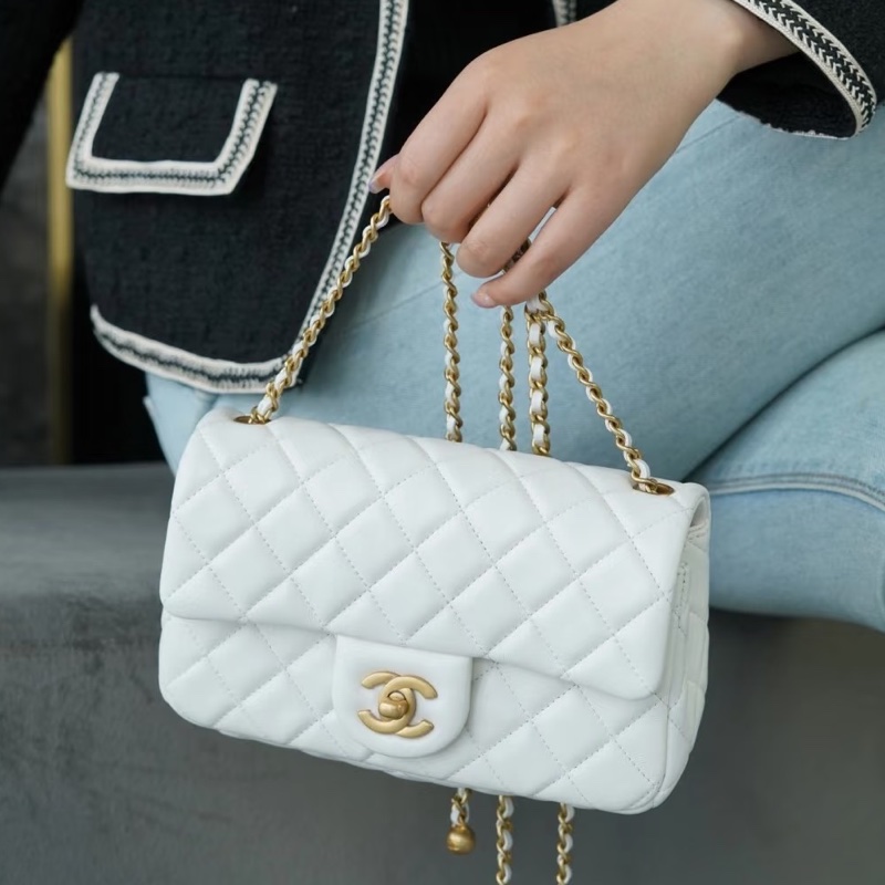 CHANEL香奈兒白色金球miniCF99新小香粉絲的夢中情包-6