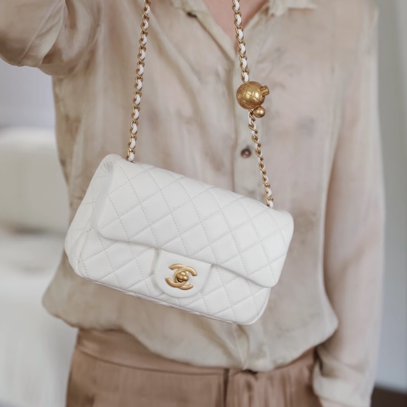 CHANEL香奈兒白色金球miniCF99新小香粉絲的夢中情包-8