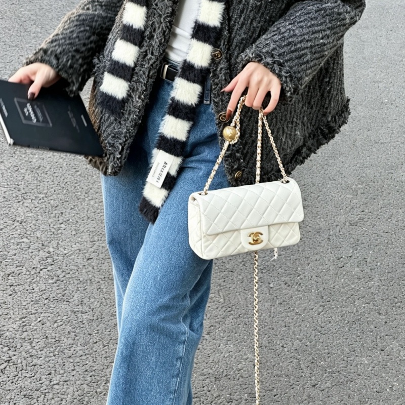 CHANEL香奈兒白色金球miniCF99新小香粉絲的夢中情包-9