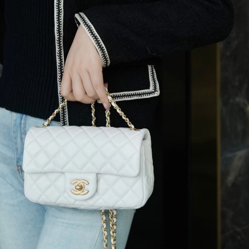 CHANEL香奈兒白色金球miniCF99新小香粉絲的夢中情包-21