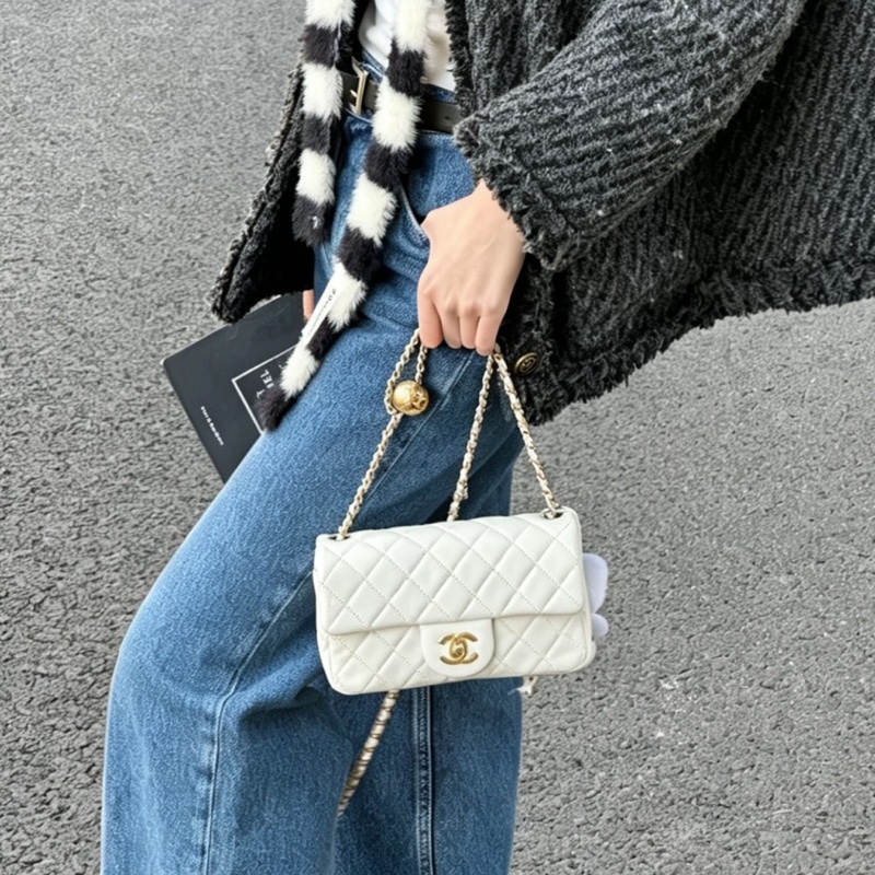 CHANEL香奈兒白色金球miniCF99新小香粉絲的夢中情包-27