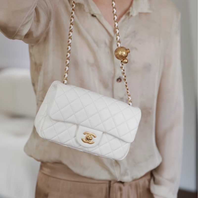 CHANEL香奈兒白色金球miniCF99新小香粉絲的夢中情包-31