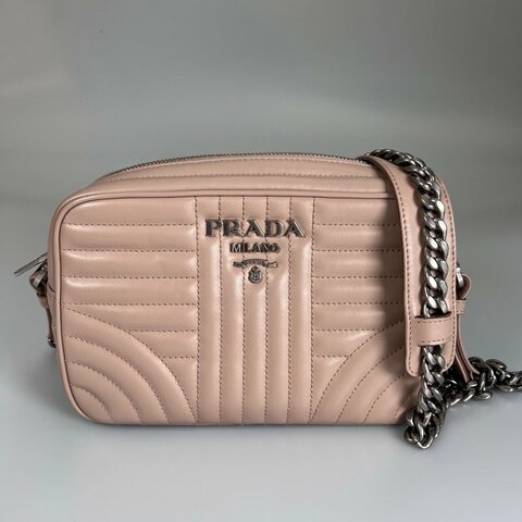 PRADA 1BH083 粉色銀扣相機包