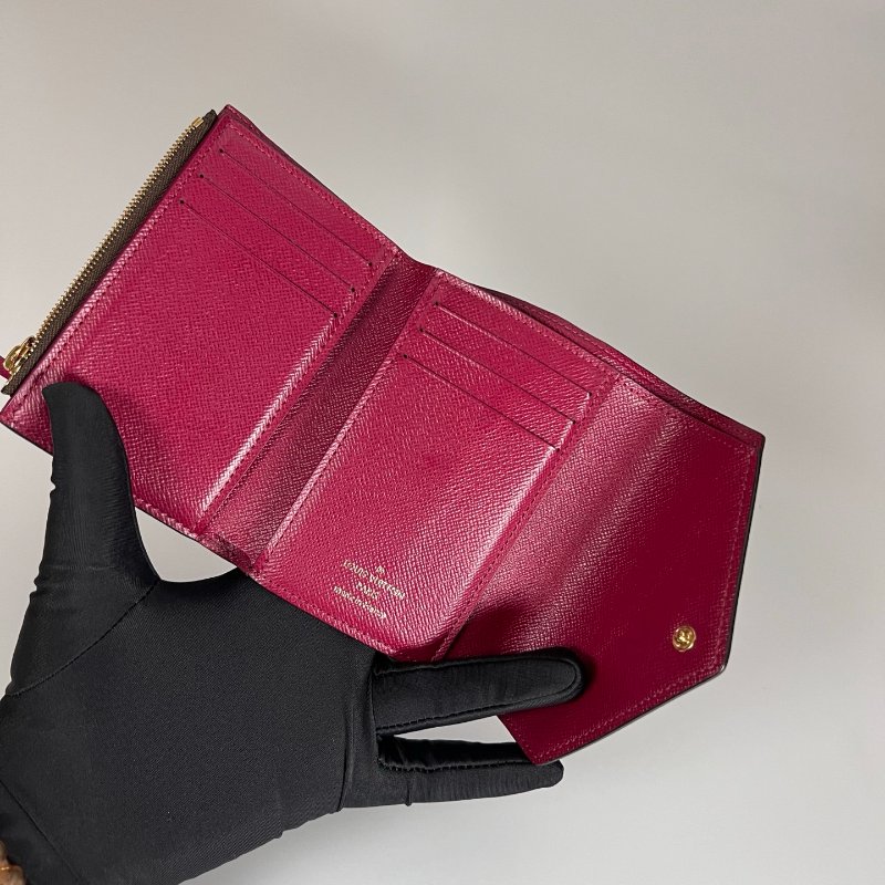 LV M41938  老花紫紅豆豆Victorine短夾-4