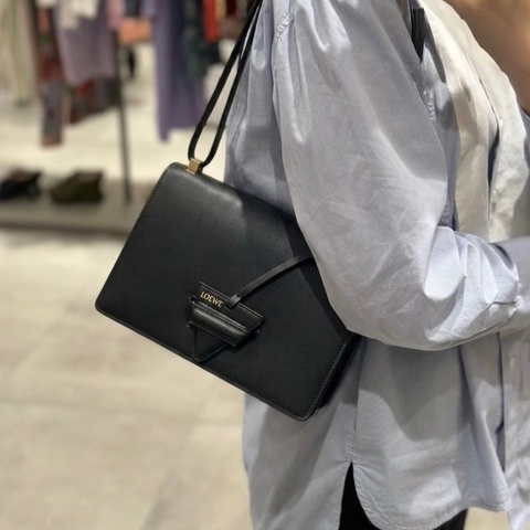 羅意威Loewe巴塞隆納黑色牛皮金釦Barcelona三角下蓋側背包🖤極簡高級感必收款