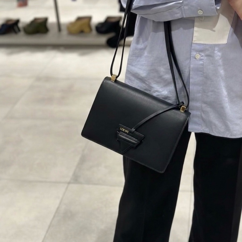羅意威Loewe巴塞隆納黑色牛皮金釦Barcelona三角下蓋側背包🖤極簡高級感必收款-1
