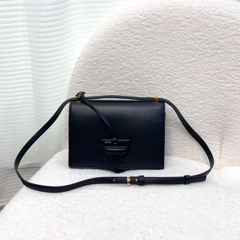 羅意威Loewe巴塞隆納黑色牛皮金釦Barcelona三角下蓋側背包🖤極簡高級感必收款-2