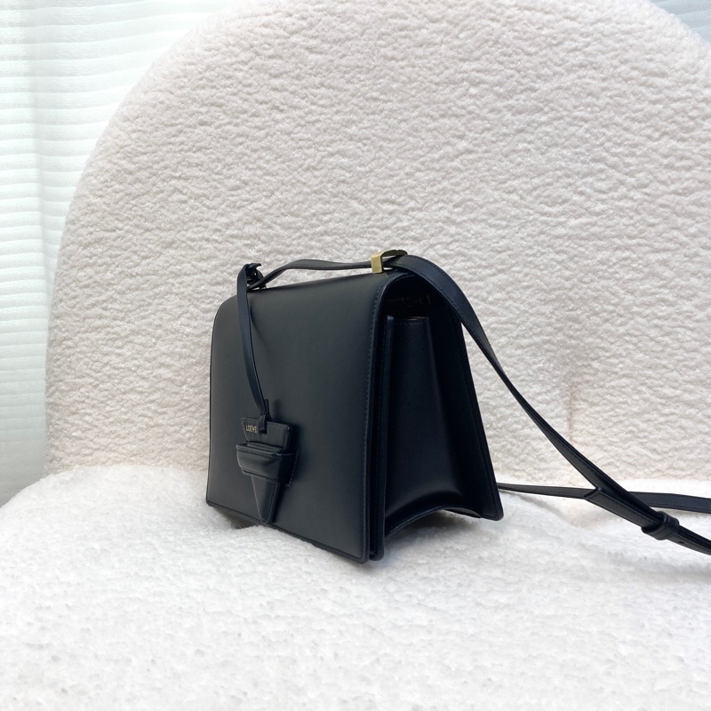 羅意威Loewe巴塞隆納黑色牛皮金釦Barcelona三角下蓋側背包🖤極簡高級感必收款-4