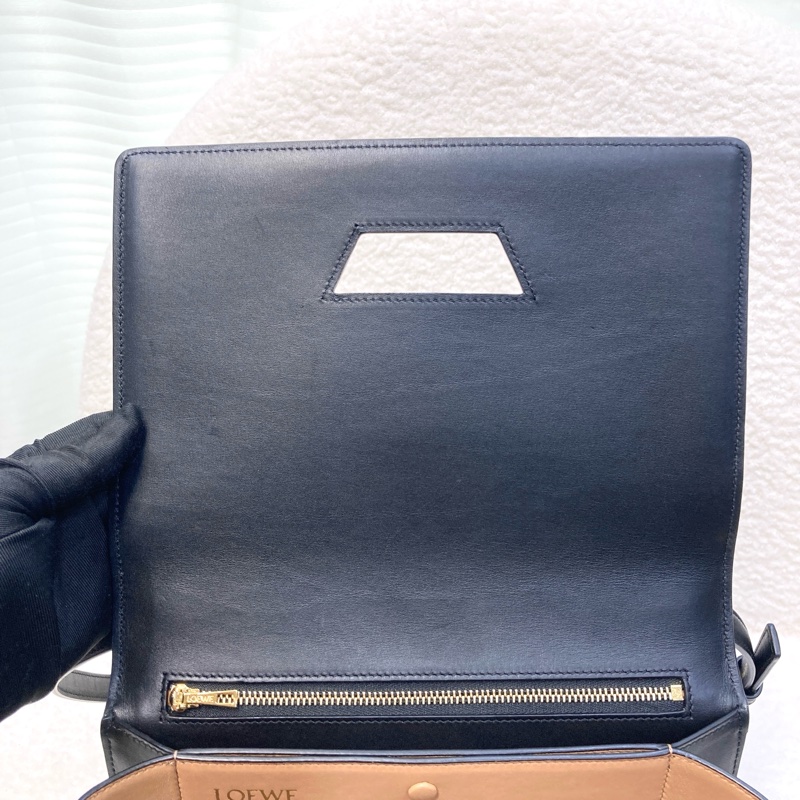 羅意威Loewe巴塞隆納黑色牛皮金釦Barcelona三角下蓋側背包🖤極簡高級感必收款-8