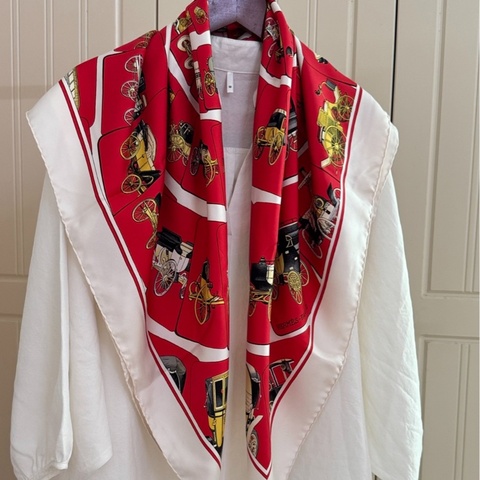 【氣質滿滿✨紅色顯白❤️全網獨有❗️】Hermes 愛馬仕 中古Vintage絲巾 旋轉馬車圖案