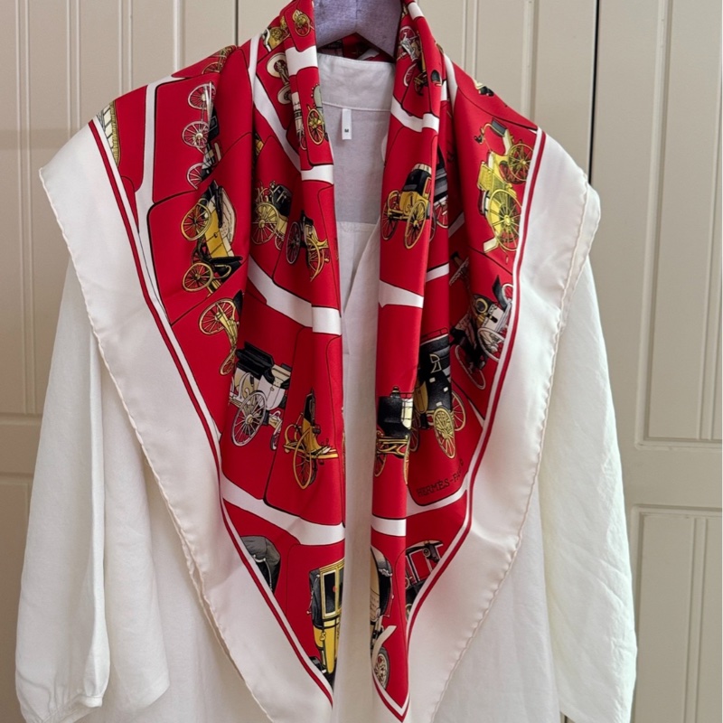 【氣質滿滿✨紅色顯白❤️全網獨有❗️】Hermes 愛馬仕 中古Vintage絲巾 旋轉馬車圖案-0