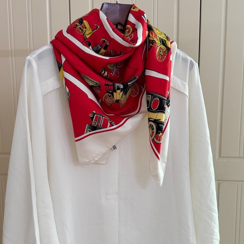 【氣質滿滿✨紅色顯白❤️全網獨有❗️】Hermes 愛馬仕 中古Vintage絲巾 旋轉馬車圖案-1