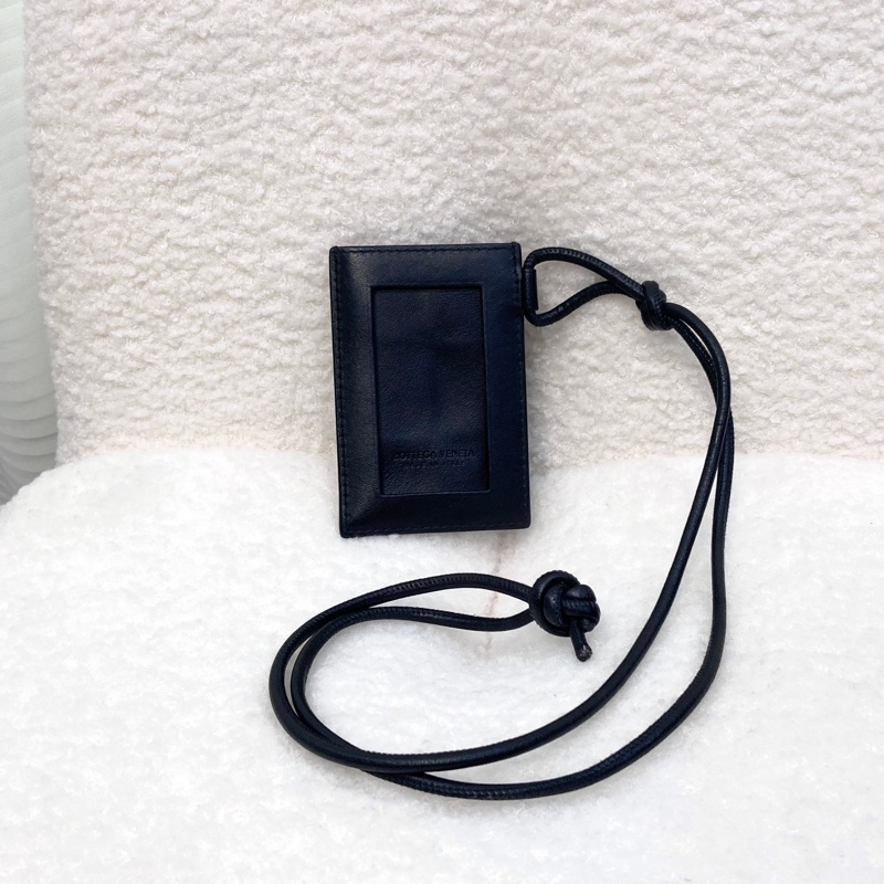 BV寶緹嘉Bottega Veneta黑色編織皮革Cassette證件套🖤質感極簡掛繩卡套701460-2