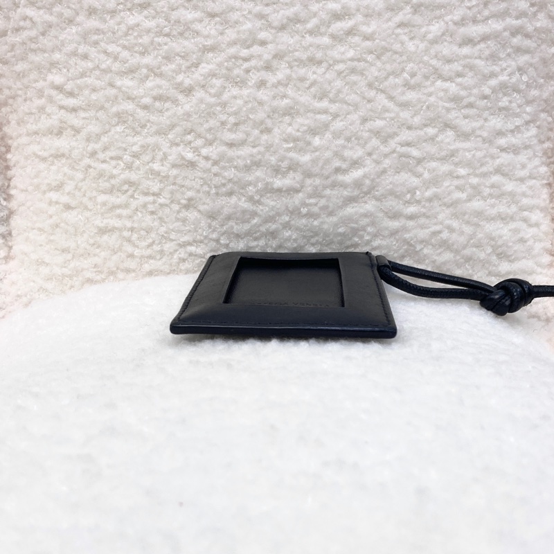 BV寶緹嘉Bottega Veneta黑色編織皮革Cassette證件套🖤質感極簡掛繩卡套701460-5