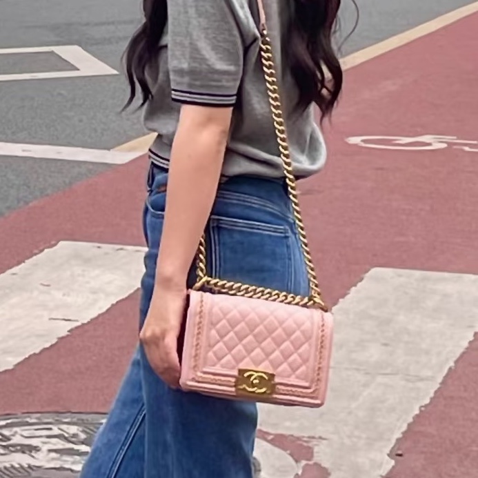 CHANEL香奈兒Leboy25中號櫻花粉限量宮庭編織滾邊款-3