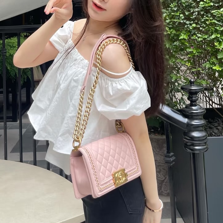 CHANEL香奈兒Leboy25中號櫻花粉限量宮庭編織滾邊款-5