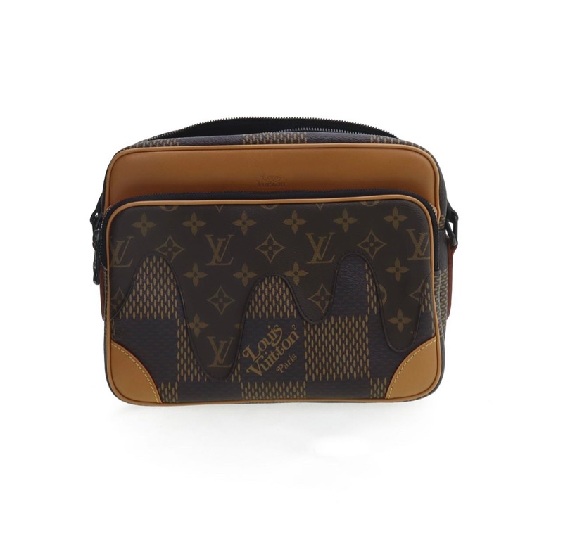 LOUIS VUITTON x Nigo 聯名款 方塊格紋印花時尚潮酷 斜背包-1