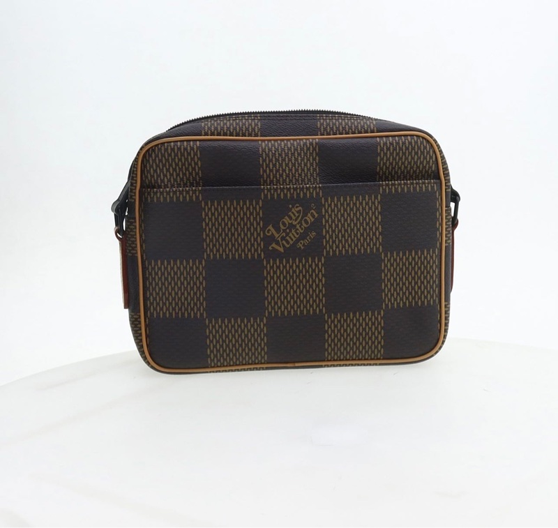 LOUIS VUITTON x Nigo 聯名款 方塊格紋印花時尚潮酷 斜背包-3