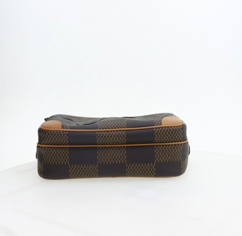 LOUIS VUITTON x Nigo 聯名款 方塊格紋印花時尚潮酷 斜背包-5