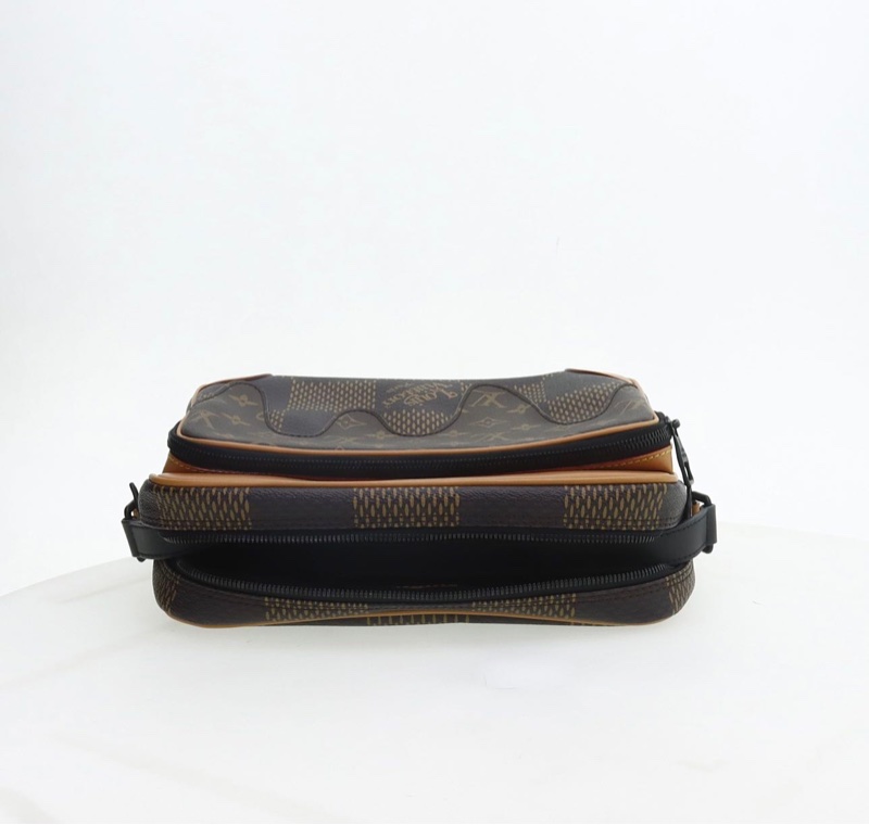 LOUIS VUITTON x Nigo 聯名款 方塊格紋印花時尚潮酷 斜背包-6