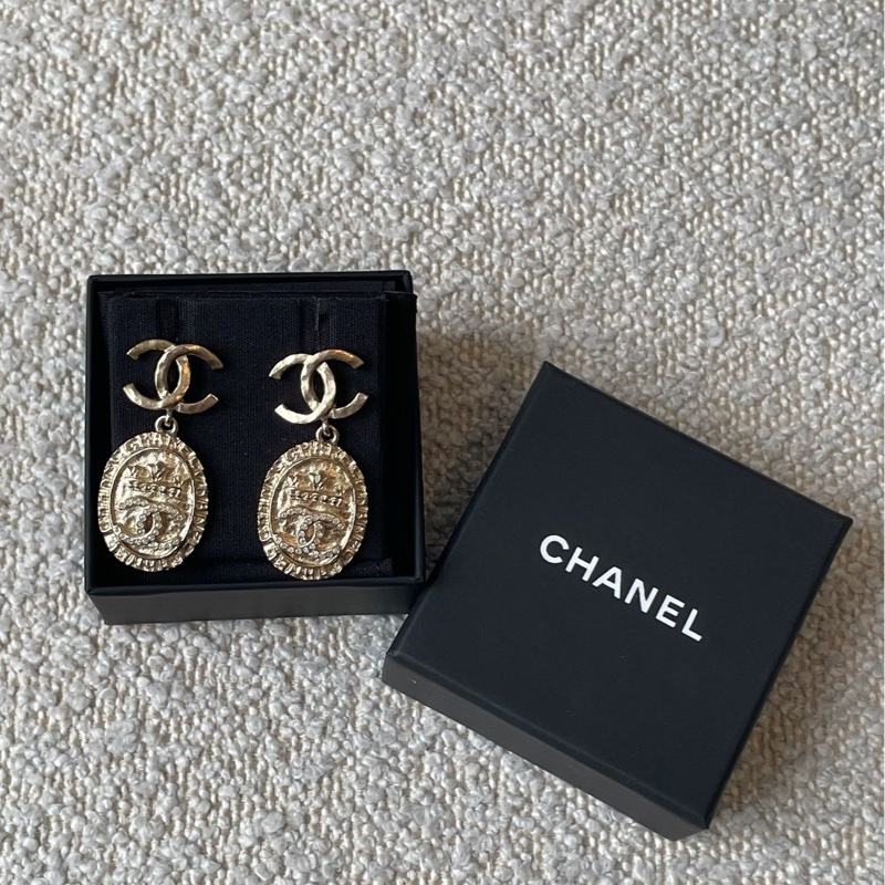 CHANEL香奈兒雙C浮雕皇冠金幣耳環 淡金色 配盒-0