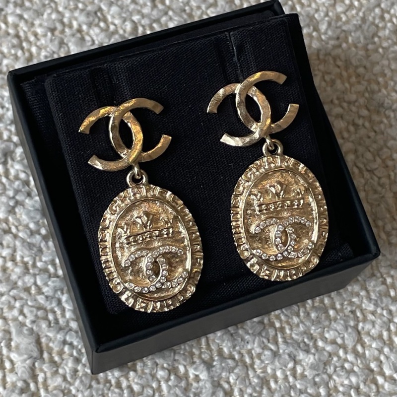 CHANEL香奈兒雙C浮雕皇冠金幣耳環 淡金色 配盒-1
