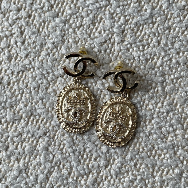 CHANEL香奈兒雙C浮雕皇冠金幣耳環 淡金色 配盒-2