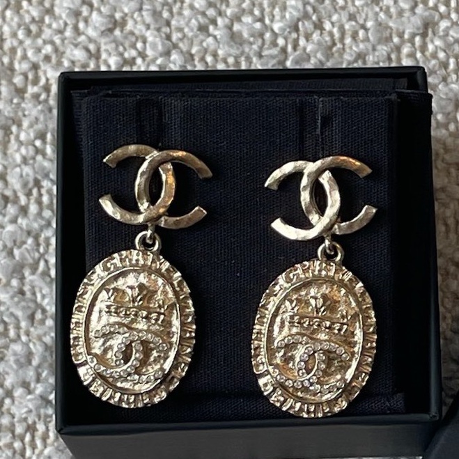 CHANEL香奈兒雙C浮雕皇冠金幣耳環 淡金色 配盒-3