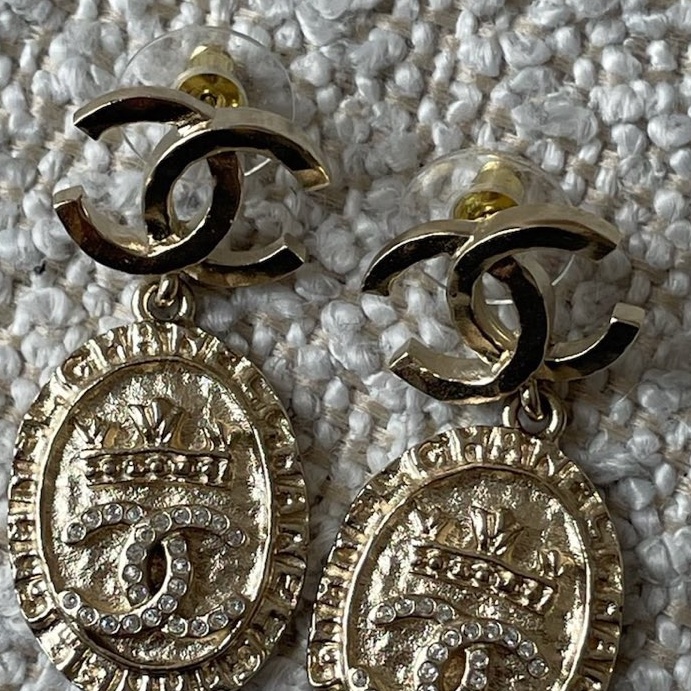 CHANEL香奈兒雙C浮雕皇冠金幣耳環 淡金色 配盒-5