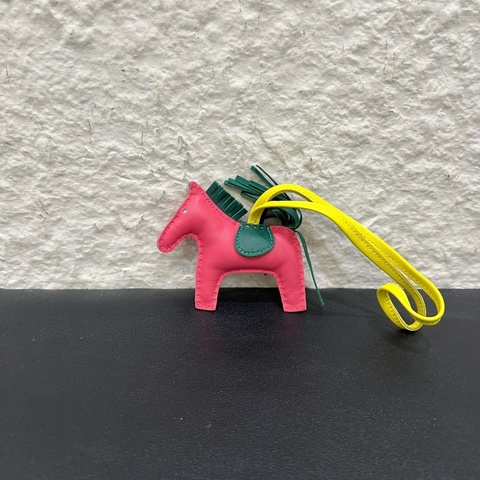 98新Hermes/愛馬仕粉色拼綠色小馬掛件、包掛