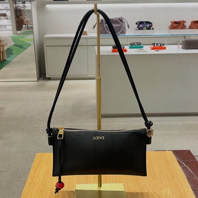 ⏰限時特賣 當季原價6萬5🌺Loewe Joya Pouch 納帕小牛皮斜背包 黑色-1