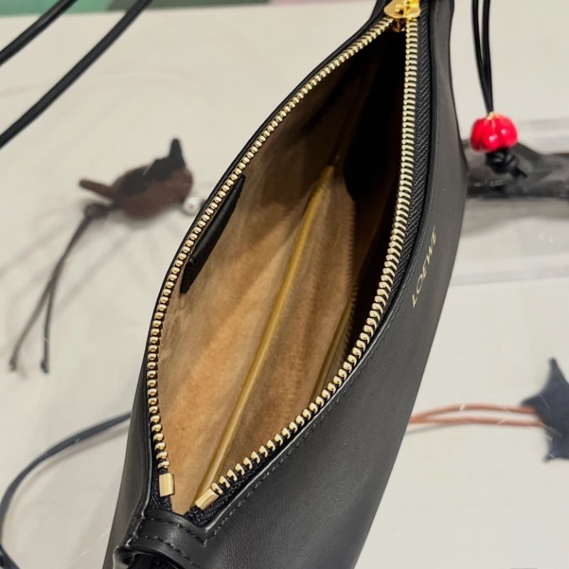 ⏰限時特賣 當季原價6萬5🌺Loewe Joya Pouch 納帕小牛皮斜背包 黑色-2