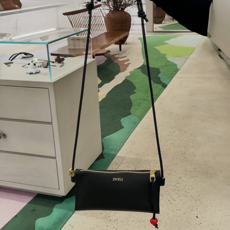 ⏰限時特賣 當季原價6萬5🌺Loewe Joya Pouch 納帕小牛皮斜背包 黑色-3