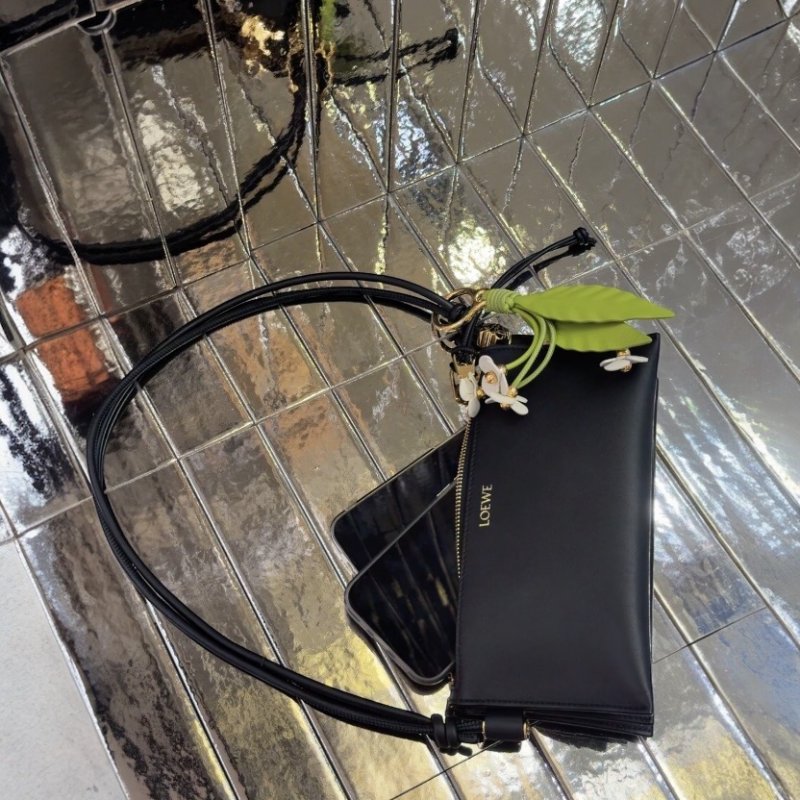 ⏰限時特賣 當季原價6萬5🌺Loewe Joya Pouch 納帕小牛皮斜背包 黑色-4