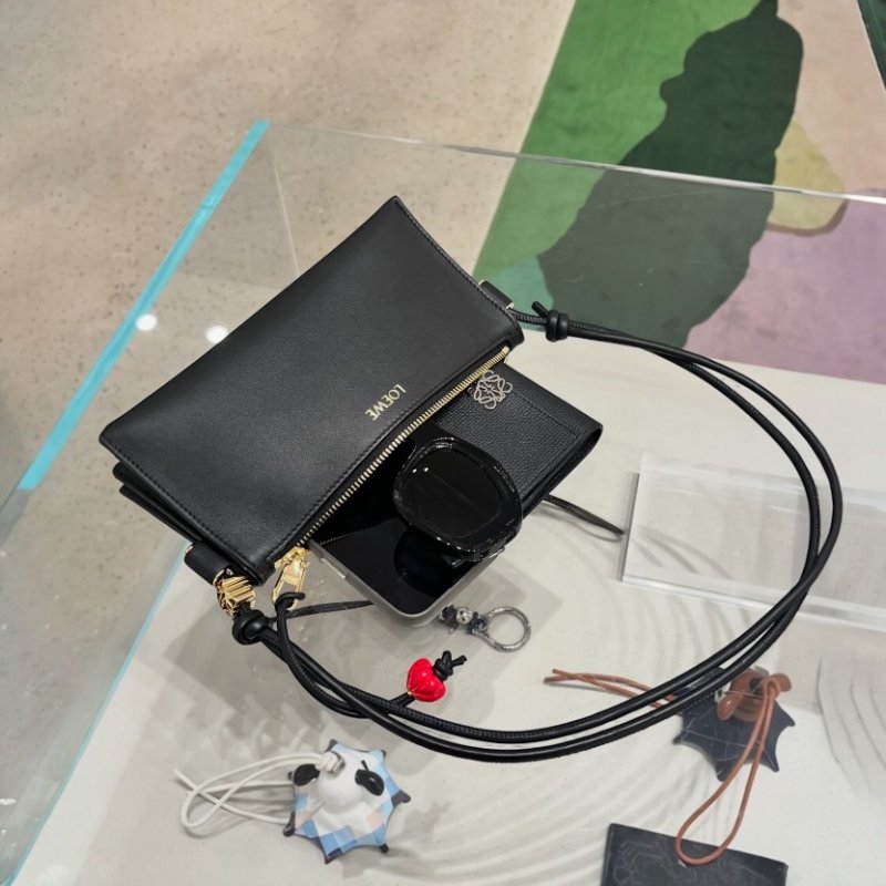 ⏰限時特賣 當季原價6萬5🌺Loewe Joya Pouch 納帕小牛皮斜背包 黑色-5