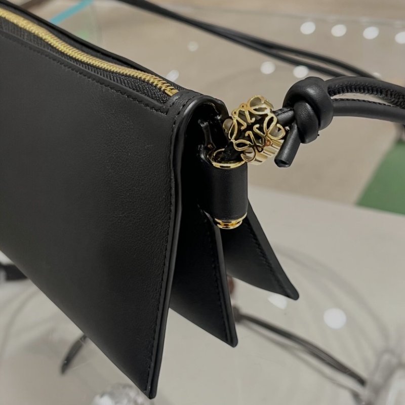 ⏰限時特賣 當季原價6萬5🌺Loewe Joya Pouch 納帕小牛皮斜背包 黑色-6
