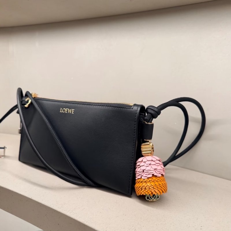 ⏰限時特賣 當季原價6萬5🌺Loewe Joya Pouch 納帕小牛皮斜背包 黑色-7