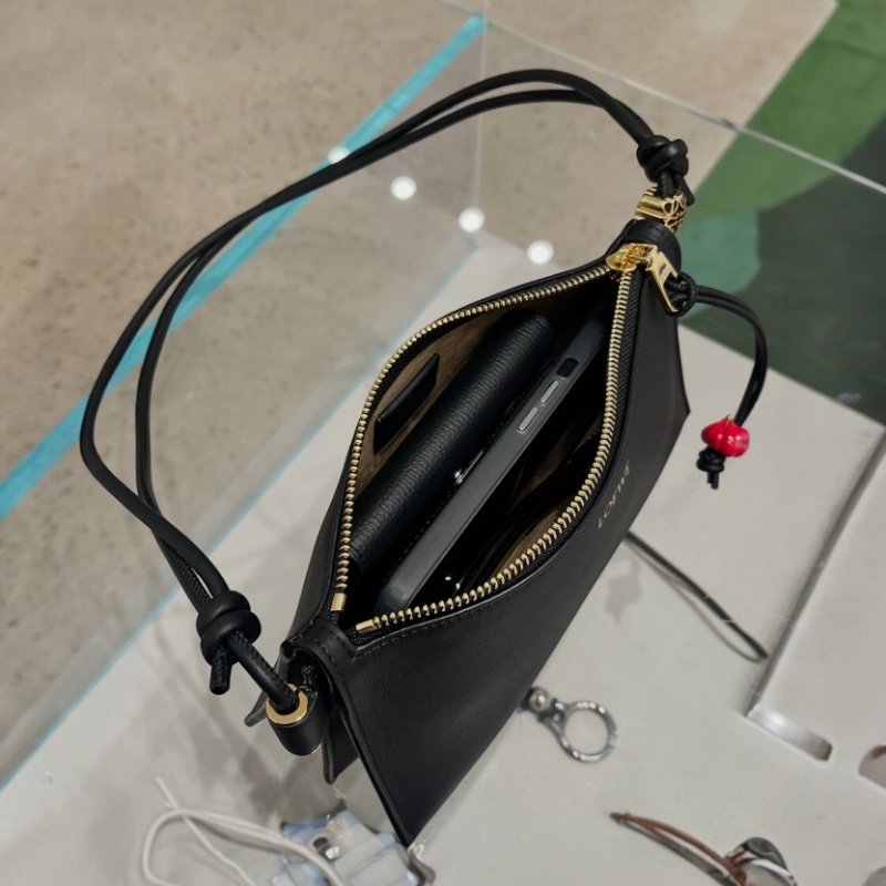 ⏰限時特賣 當季原價6萬5🌺Loewe Joya Pouch 納帕小牛皮斜背包 黑色-8