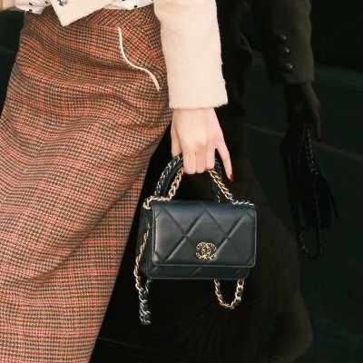 CHANEL-黑色羊皮金釦19 WOC手提斜背包