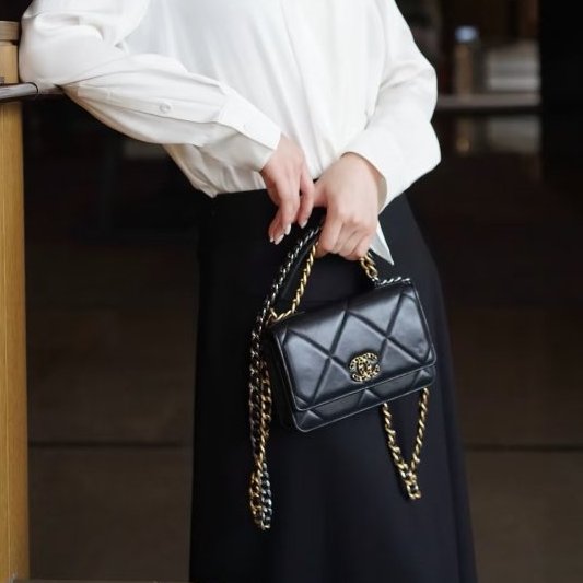 CHANEL-黑色羊皮金釦19 WOC手提斜背包-1