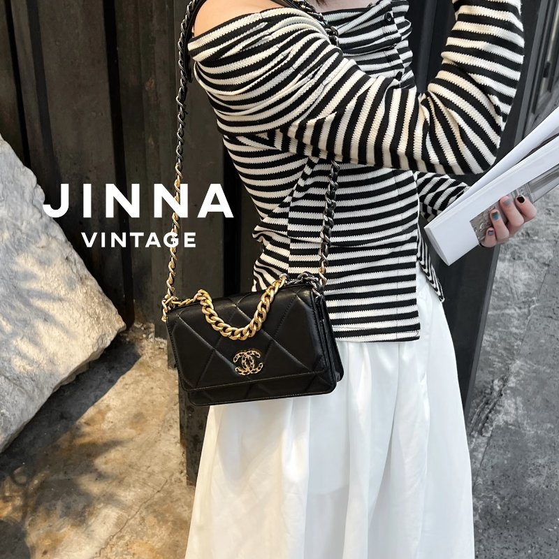 CHANEL-黑色羊皮金釦19 WOC手提斜背包-2