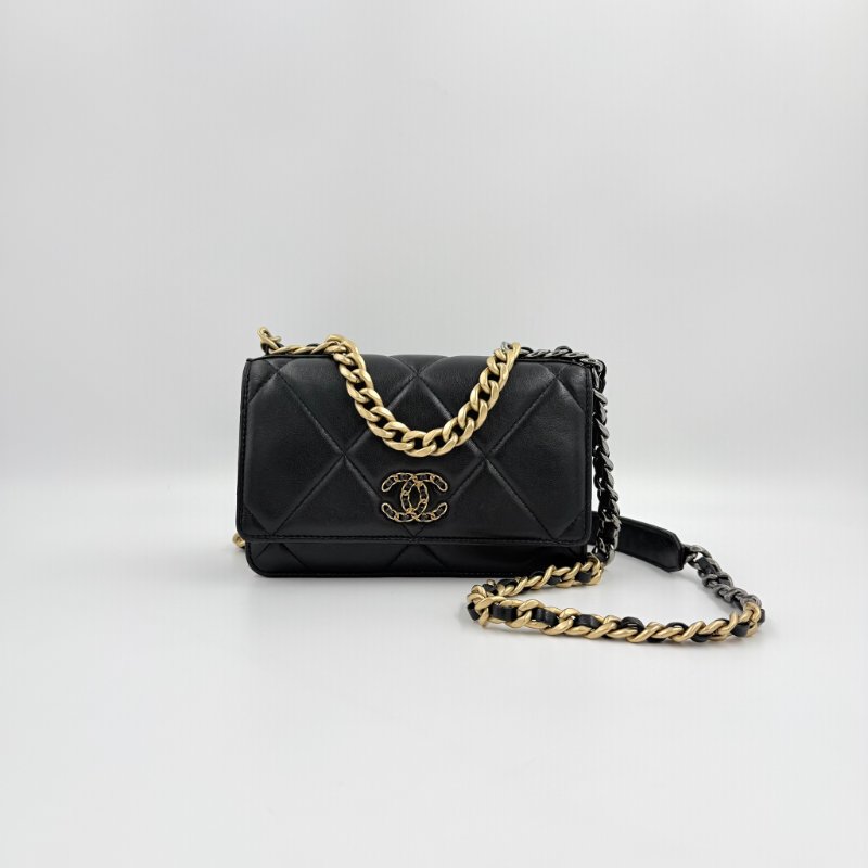 CHANEL-黑色羊皮金釦19 WOC手提斜背包-4